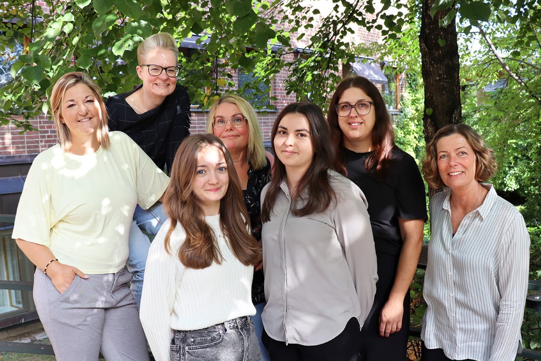 Foto på teamet från mjölby, från vänster till höger, Josefine Johansson, Lis-Anna Engstrand (sittande på räcket), Daniella Lubkowitz, Annika Johansson (bakre raden), Nathalie Wahlbeck, Sofia Ekvall (bakre raden) och Åsa Rundgren.