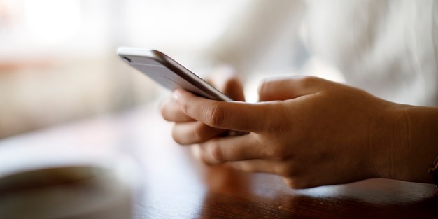 A person using a smartphone. Photo.