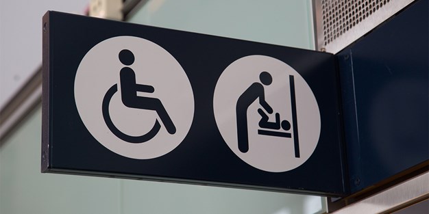 En skylt på en handikappstoalett