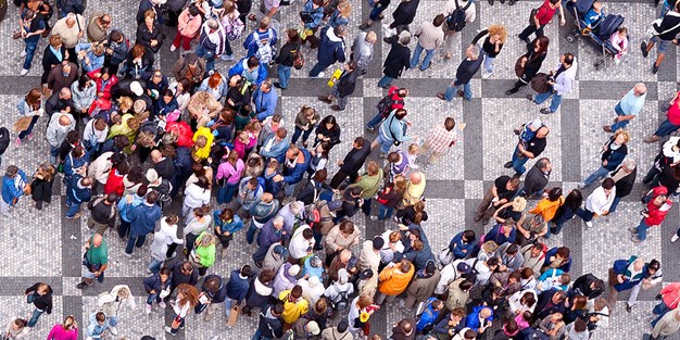 En större mängd människor på ett torg. Foto