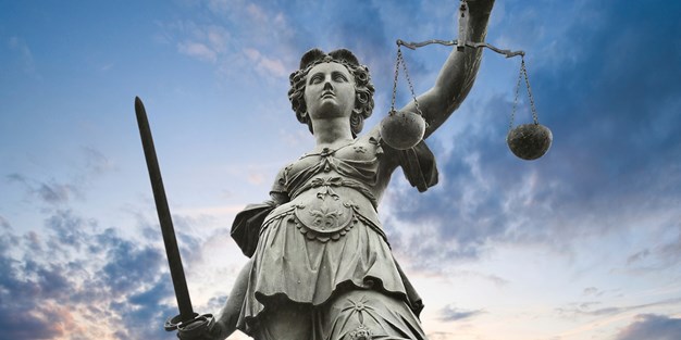 Statue av en kvinne som symboliserer rettferdighet. Foto