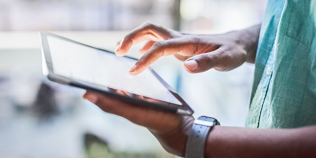 A person using a tablet, photo.