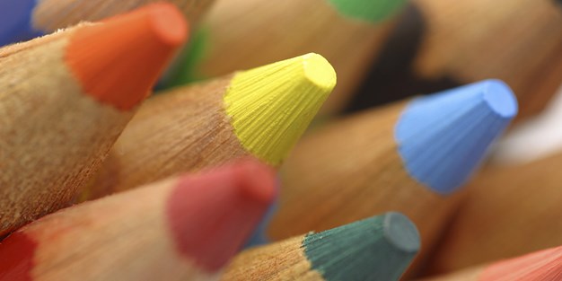 Färgpennor i olika färger. Foto