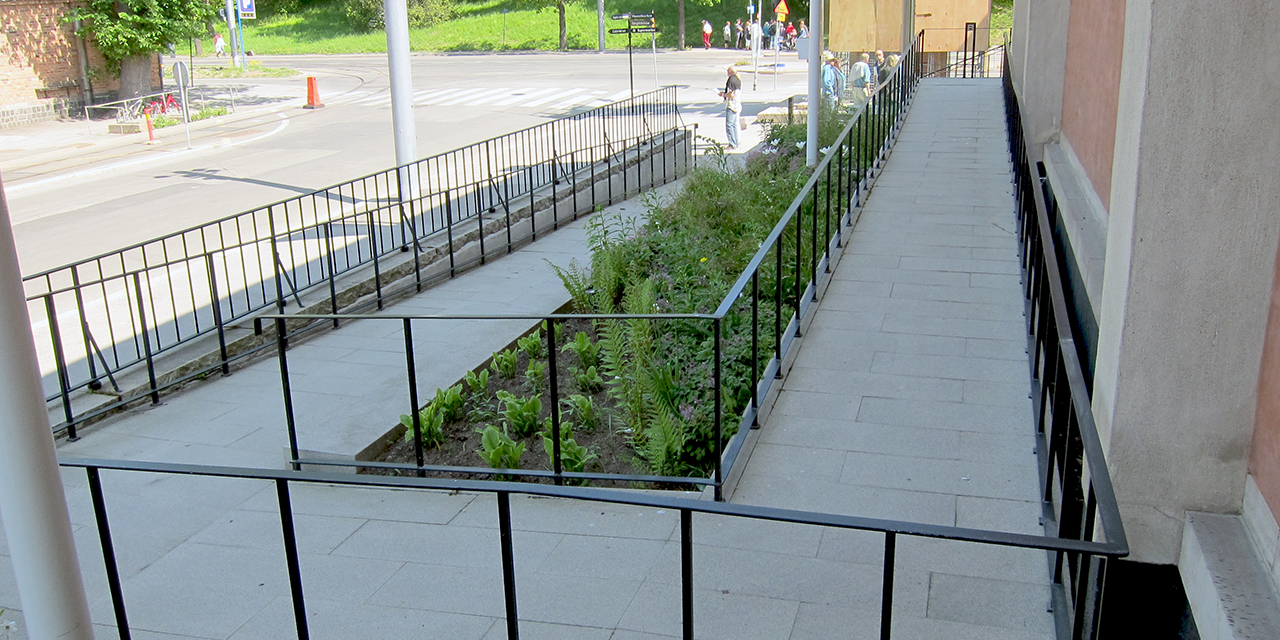 Rullstolsramp in till entrén på Liljevalchs konstmuseum. Foto