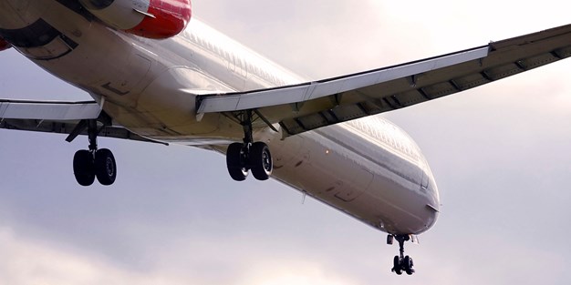 Flygplan i luften. Foto