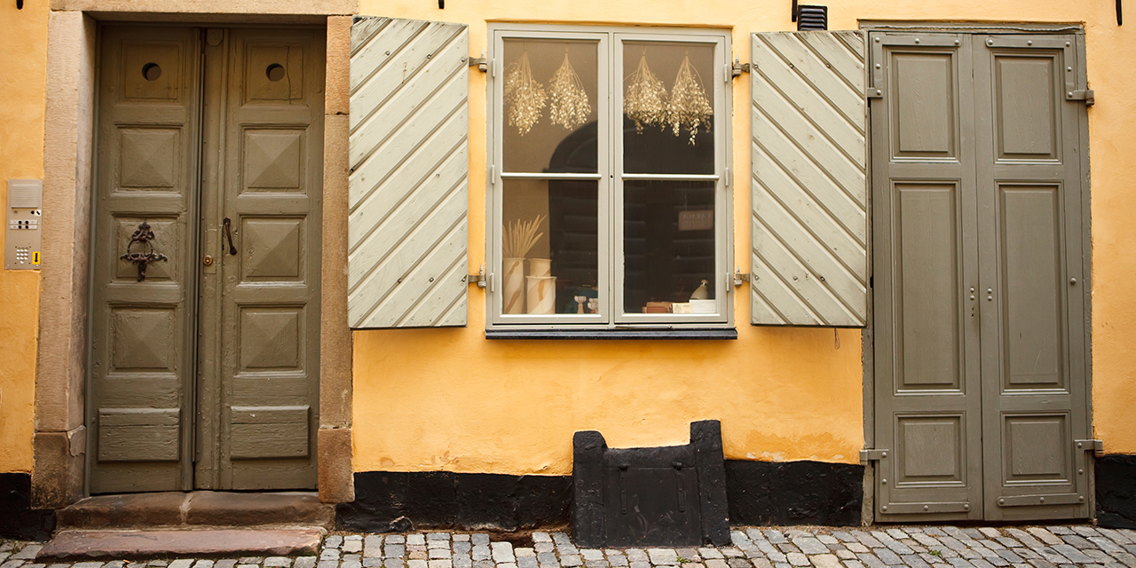 Dörrar och fönster på ett hus i Gamla Stan i Stockholm. Foto