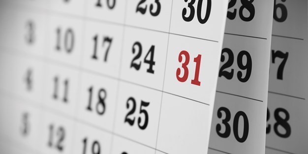 En väggkalender som visar datum. Foto
