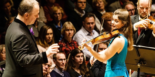 Jansen spiller Tjajkovskijs fiolinkonsert i Konserthuset Stockholm. Foto
