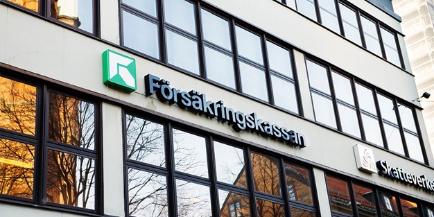 Försäkringskassans kontor, skylt på fasaden. Foto