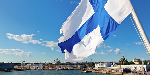 Det finske flagget i Helsingfors havn. Foto