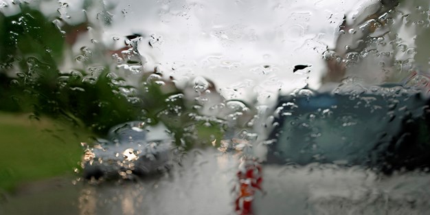 Regn på vindu. Foto