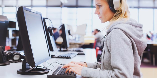 En användartestare i arbete vid en dator. Foto