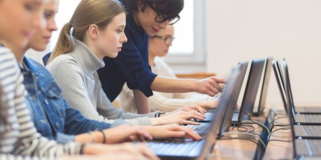 Students using computers. Photo.