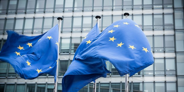 EU-flaggor som vajar i vinden. Foto