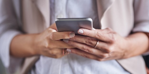 En person som använder en smartphone. Foto