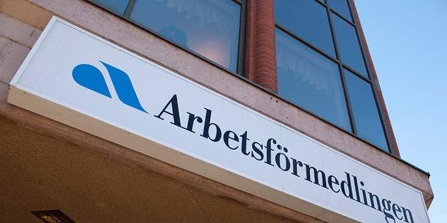 Arbetsförmedlingens skylt på en husfasad. Fotograf: Lennart Perlenhem