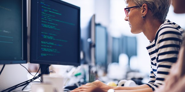En webbutvecklare i arbete. Foto